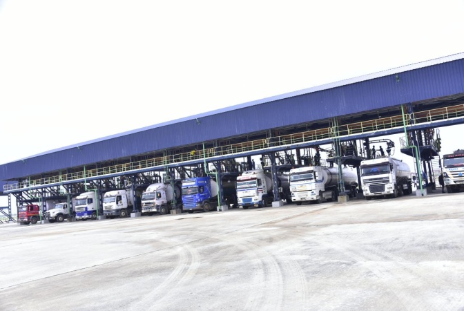70 trucks load petrol from Dangote Refinery at N898 a litre