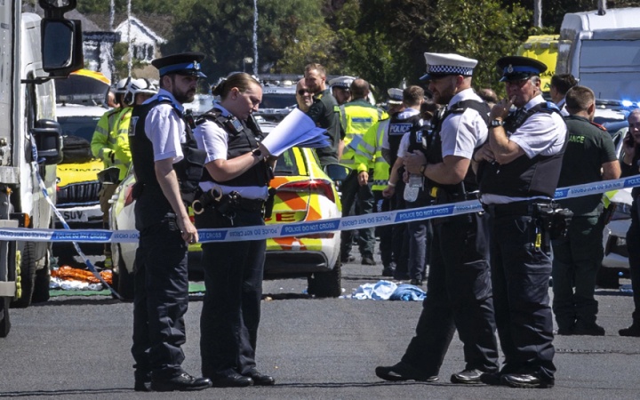 Teenager stabbed to death on eve of UK gang knives ban
