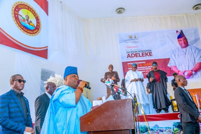 Adeleke hosts Osun indigenes in Abuja, presents multi-million-naira cooperative cheques to associations
