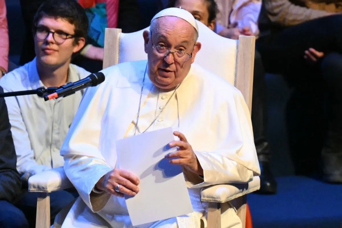  Students challenge Pope over women?s role in Church