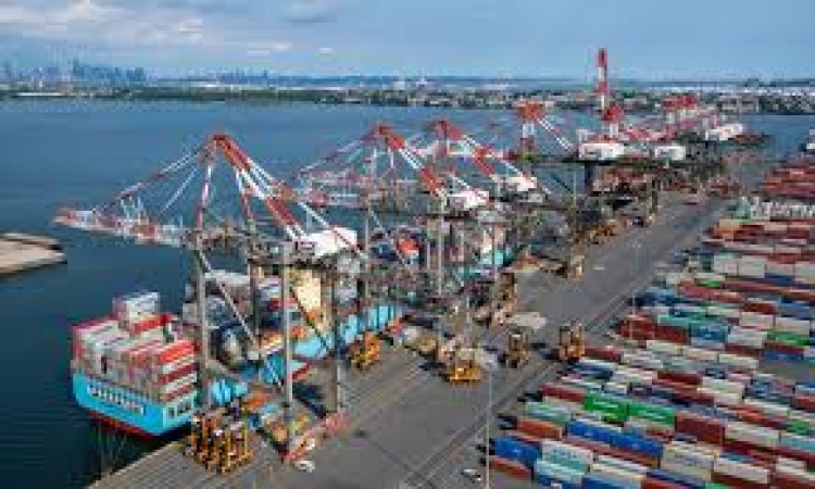 US ports brace for shut down as dockworkers strike 