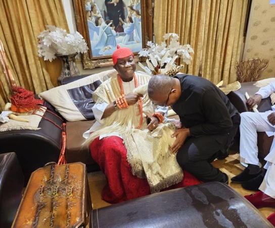 Obi kneels before new Asagba of Asaba, gives reason 