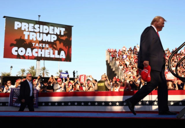 Man arrested near Trump rally had two guns and fake passports
