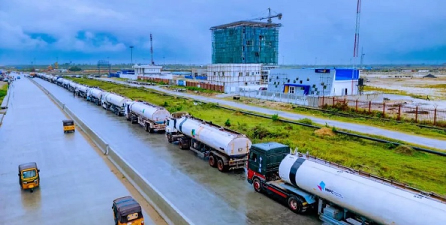 IPMAN hopes for lower price as talks with Dangote Refinery begin