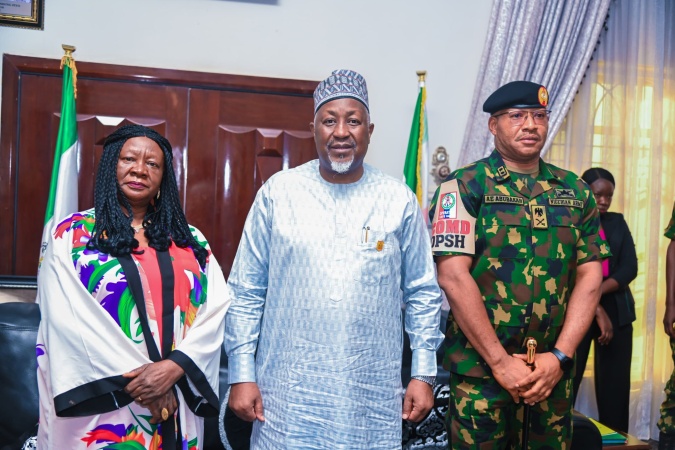 Insecurity: Defence minister meets traditional rulers, others in Plateau