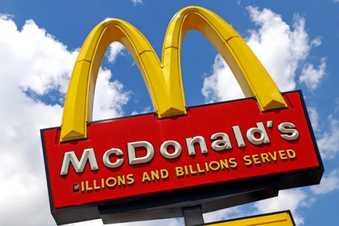 US fast-food chains pull onions from menus after McDonald?s E coli outbreak
