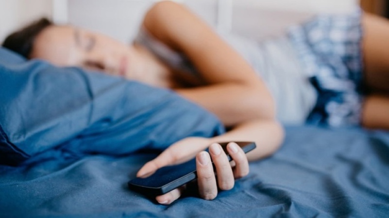 5 dangers of sleeping next to your mobile phone