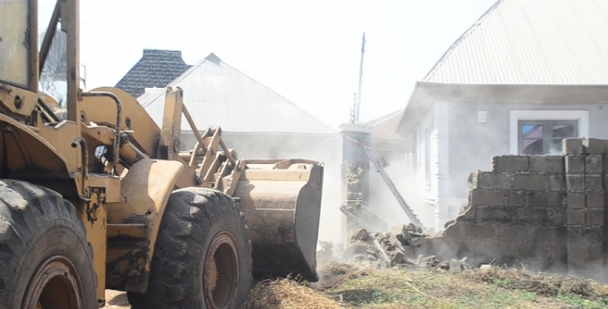 Ibadan: Residents grieve as Police, Court officials supervise demolition of illegal structures