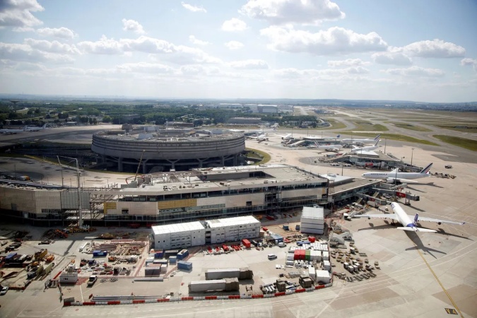Woman beats security checks and airline staff, flies from New York to Paris as stowaway