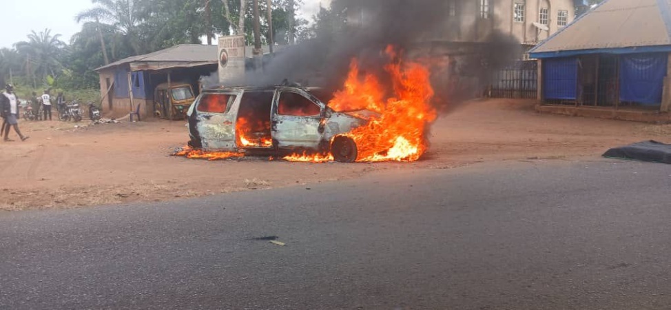 Police operative shot, two vehicles razed as gunmen attack Anambra checkpoint