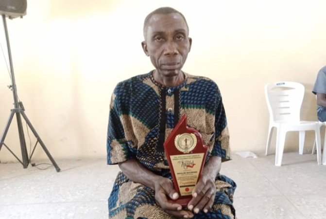 JUSUN honours gateman, other dedicated staff in Anambra