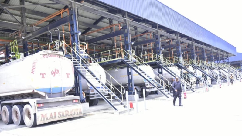 BREAKING: Dangote crashes petrol price to N899 per litre, leaving importers reeling