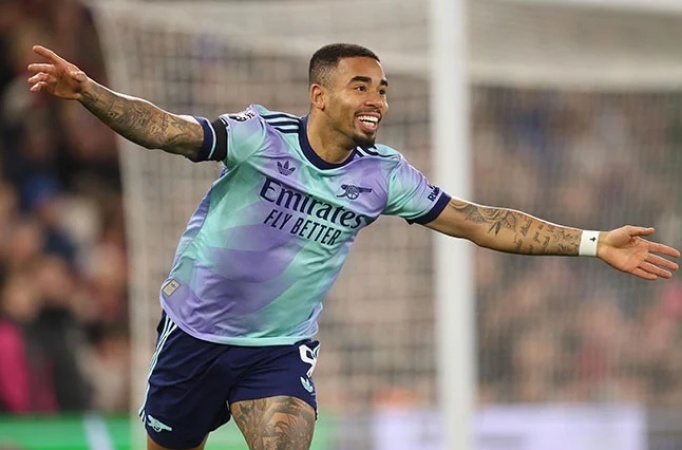 Jesus double lifts Christmas spirits for five-star Arsenal