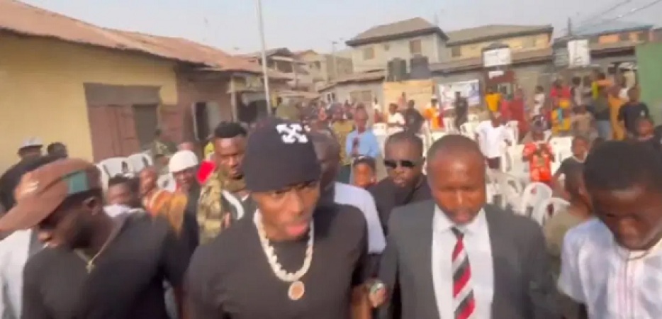 Osimhen visits hood ?Olusosun? in Lagos to celebrate Christmas 