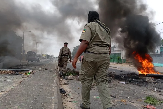 Mozambique faces security crisis after 1,500 inmates flee high-security prison