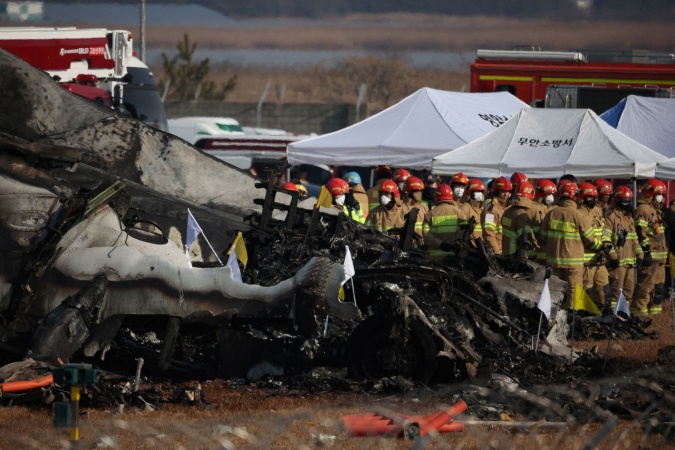 Two pulled alive from burning plane, 179 others feared dead
