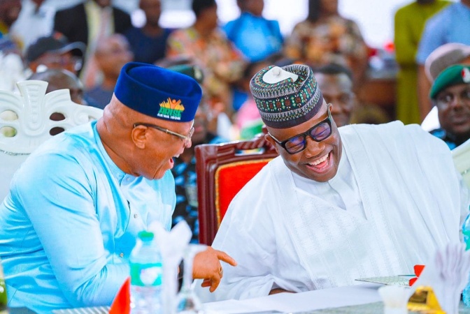 Akwa Ibom PDP, APC exchange gifts at Akpabio?s constituency briefing