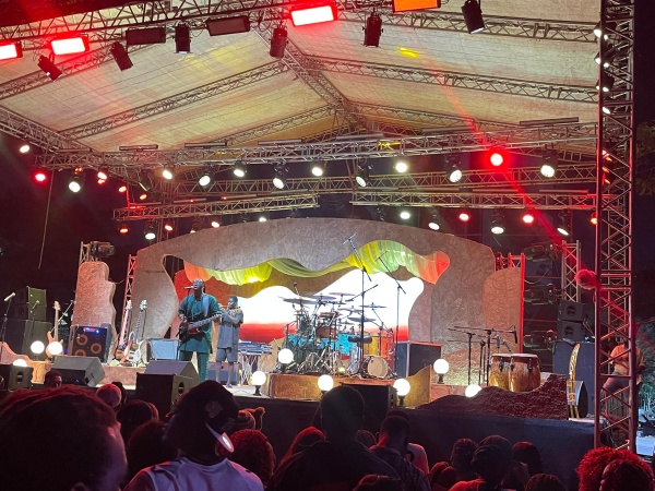DecemberIssaVybe: FirstBank sponsors ?The Cavemen Concert?, thrills audience