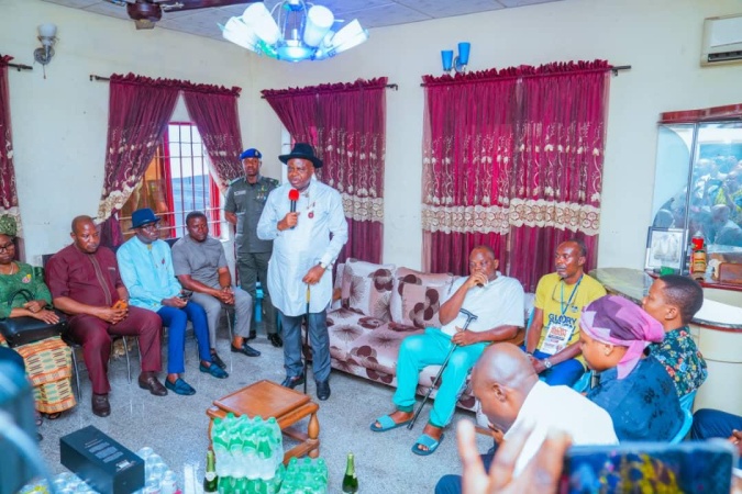 Diri, Cabinet, PDP chieftains visit late commissioner?s family, accident victims