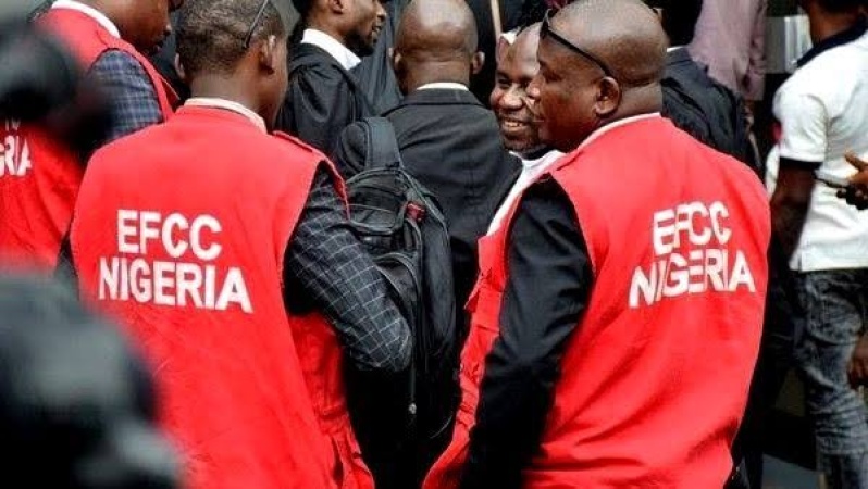 Suspected Yahoo boys open fire on EFCC operatives, kill one, injure another