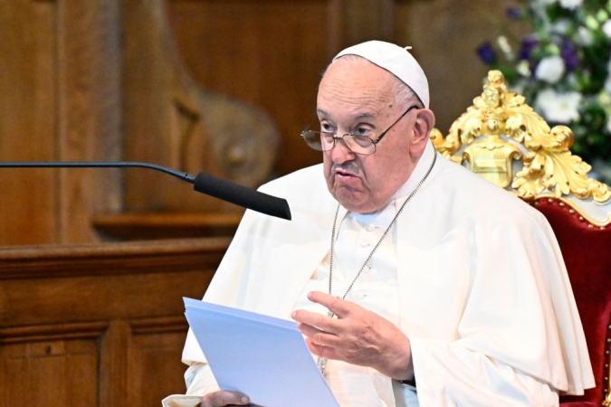 Pope attacks Trump plan to deport migrants, declares it a ?disgrace?