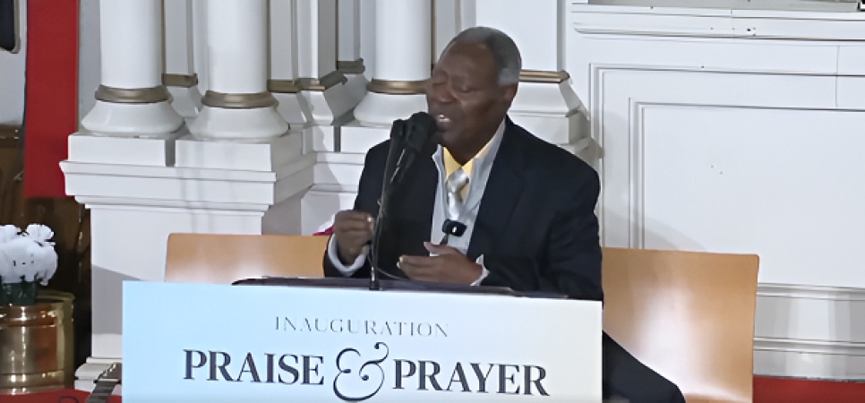 Nigerian cleric, Kumuyi, prays at Trump?s inaugural event