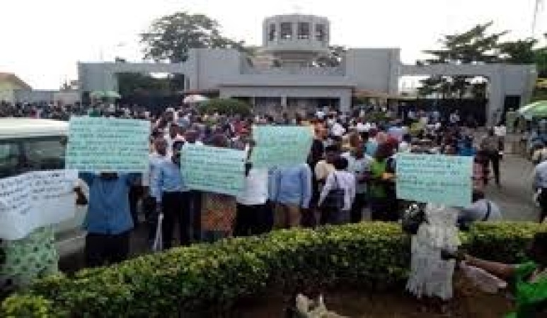 UI students protest 82-day blackout, demand action