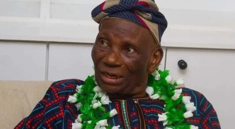 FG presents N30m support to family of Nigerian flag designer, late Akinkunmi