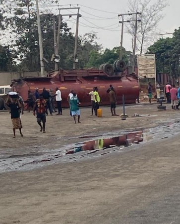 Gridlock as tanker crashes on Onitsha-Awka-Enugu expressway