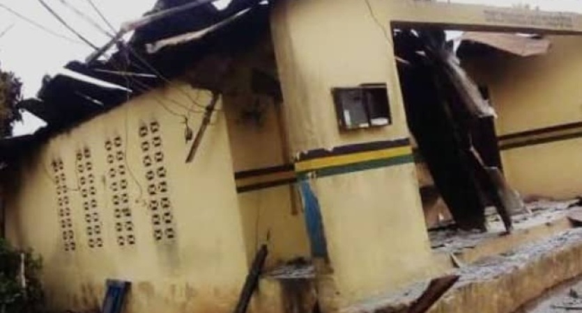 Angry youths chase away policemen, burn down police station
