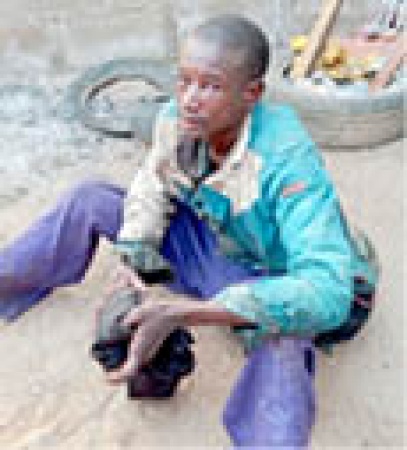 Man escapes lynching for scooping sand from school children?s footprint