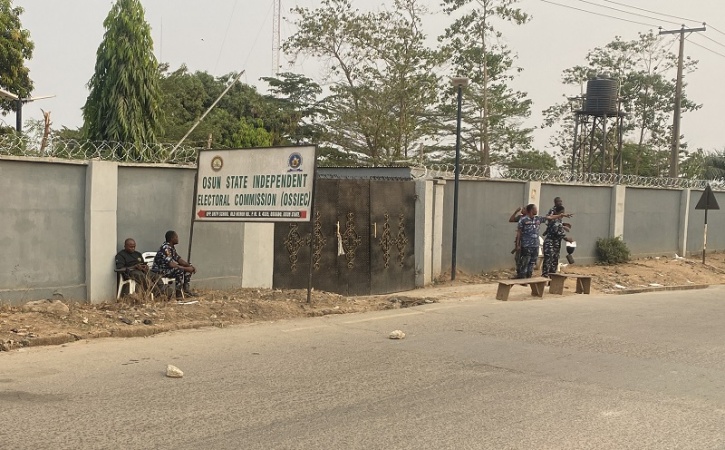 Security operatives lay siege to Osun council secretariats, mount road blocks in Oshogbo