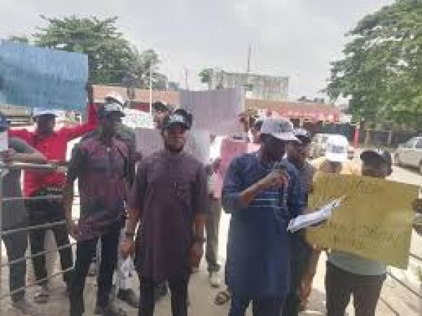 Youths condemn inauguration of non-existing Abraka-Oben road in Edo