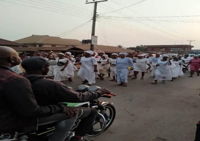 Ogwashi-Uku women lay curses on criminals