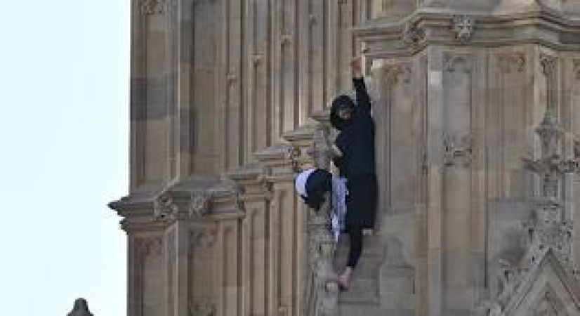 Man arrested after scaling London?s Big Ben with Palestinian flag