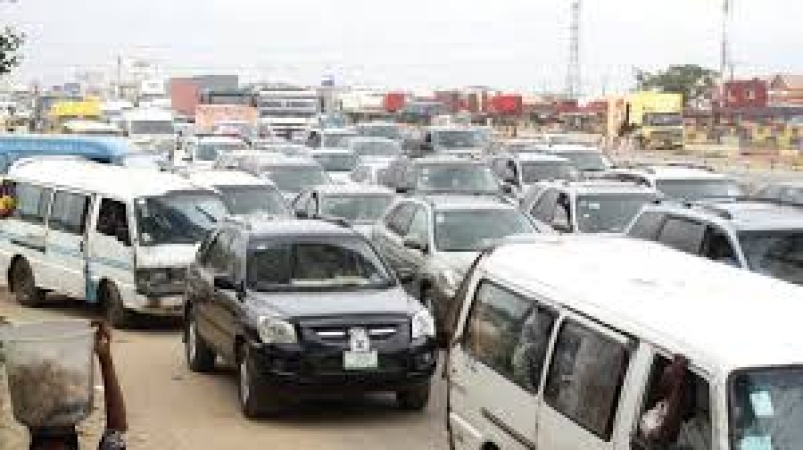 Traffic cripples Lagos-Ibadan Expressway, commuters stranded