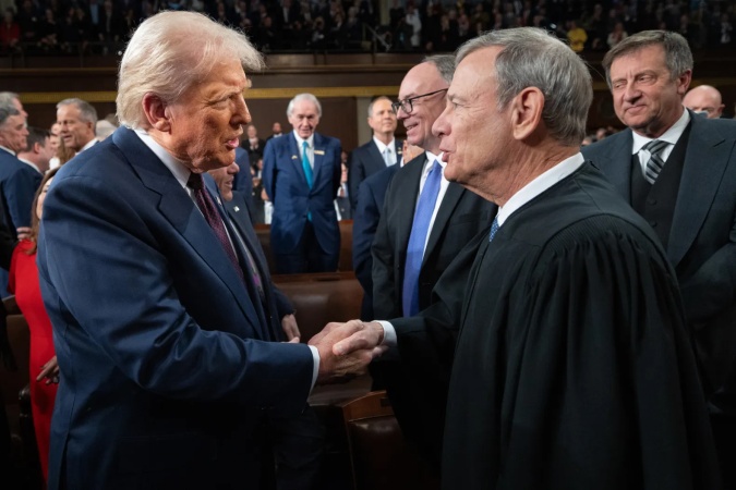 Top US Supreme Court justice rebukes Trump?s call to impeach judge