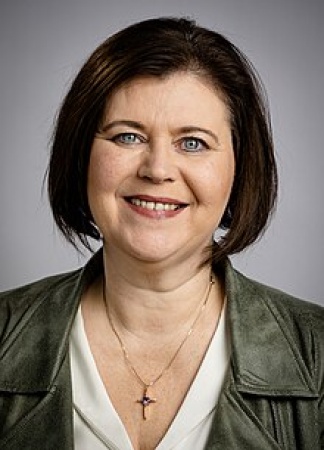 Female minister quits after confessing to having a child with a teenager 30 years ago