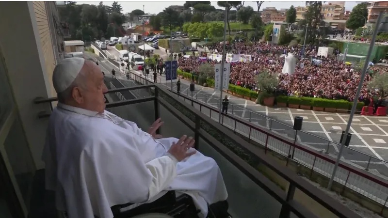 Pope Francis offers blessings from hospital window,  discharged minutes later