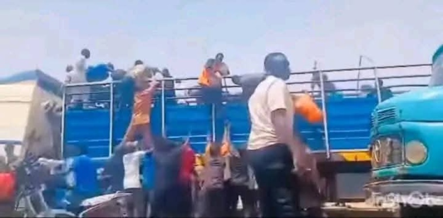 Youths loot Seyi Tinubu?s Ramadan palliative 
