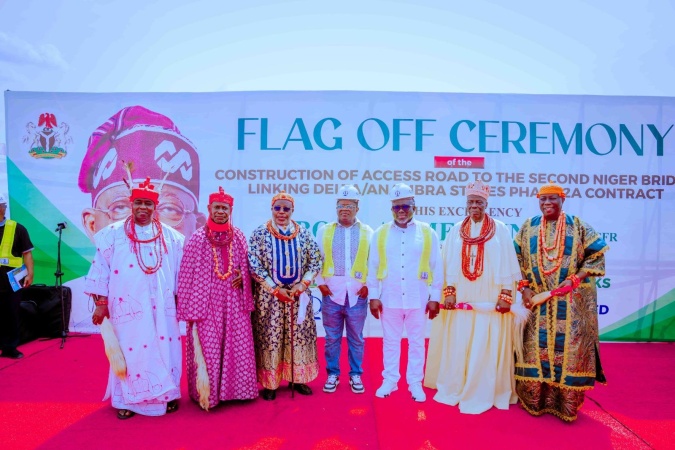 FG flags off work on 2nd Niger Bridge access road