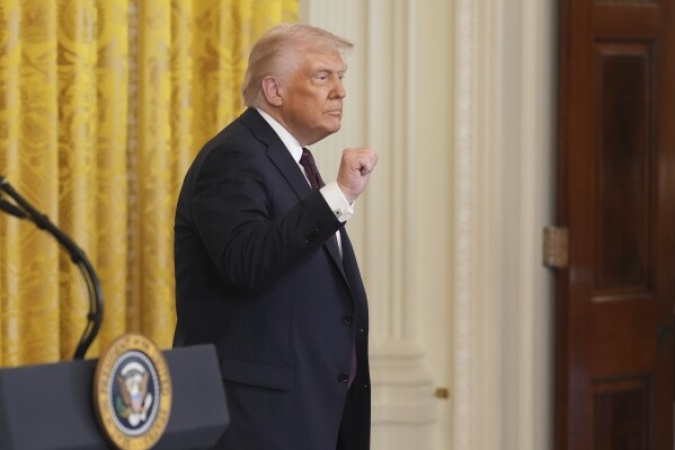 Trump signs order aimed at overhauling US elections