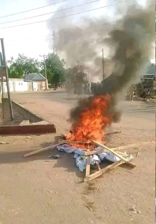 PDP supporters set billboards ablaze, vow to work against party over ?meagre? Ramadan package