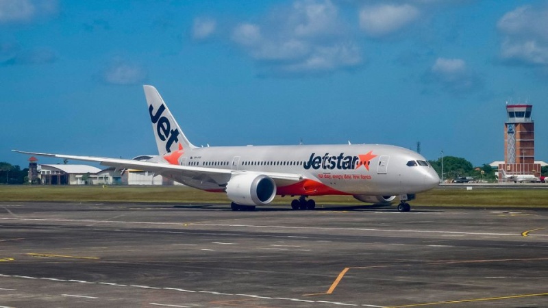 Flight turns around after passenger tries to force plane door open over ocean