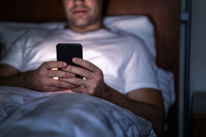 Screen time in bed linked to worse sleep, study finds