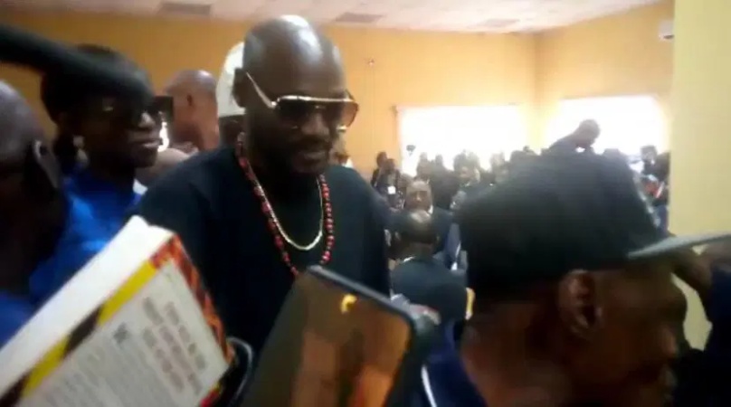 2Baba storms Edo governorship election tribunal with lover Natasha