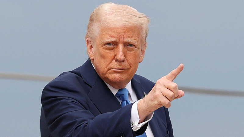 Trump presents ?Gold Card? for rich immigrants to U.S.