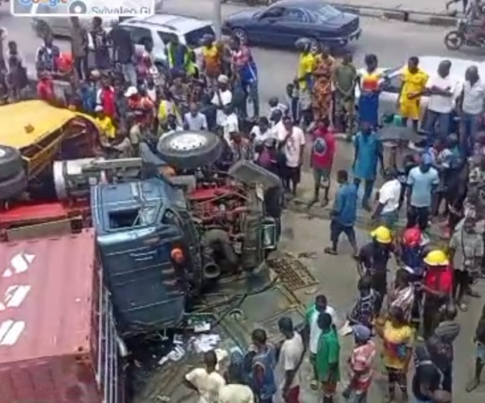 One dead, two injured as container falls on 7 vehicles in Lagos