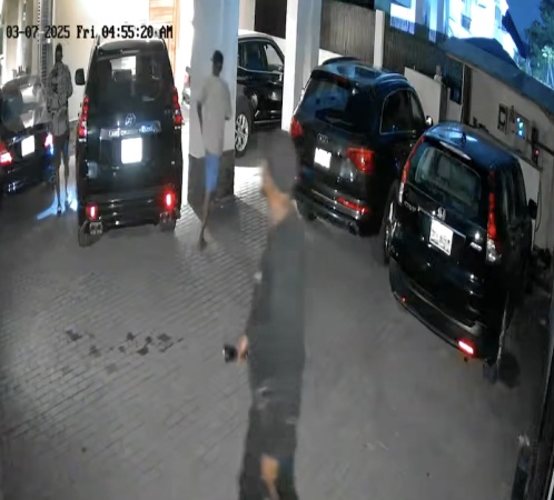 Caught on camera: Armed vandals terrorise Lekki, target luxury cars