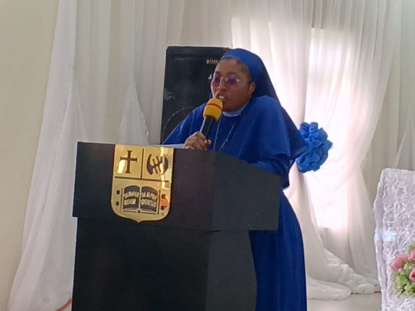 Female professor electrifies 34th CIWA Conference with groundbreaking presentation comparing Eve to AI